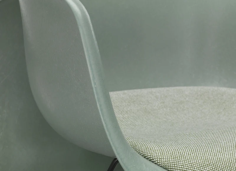 Eames Fiberglass Armchair DAW