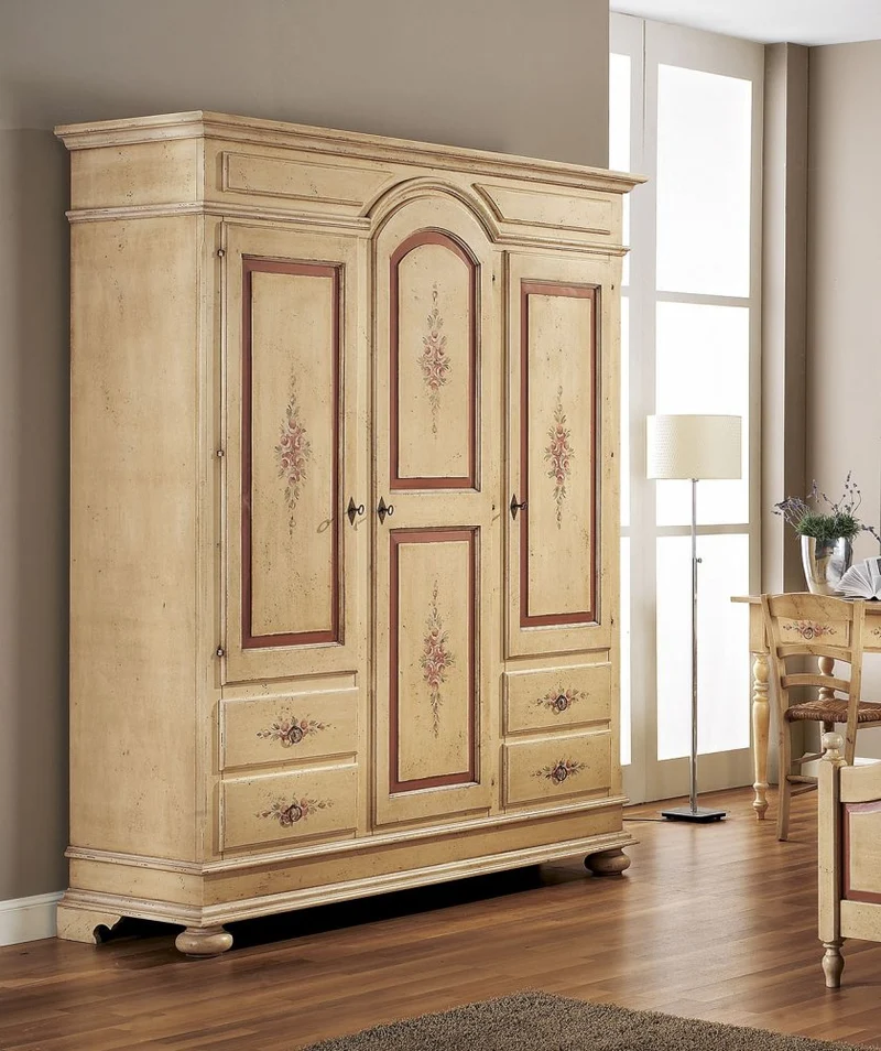 Armadio a 3 porte e 4 cassetti decorato