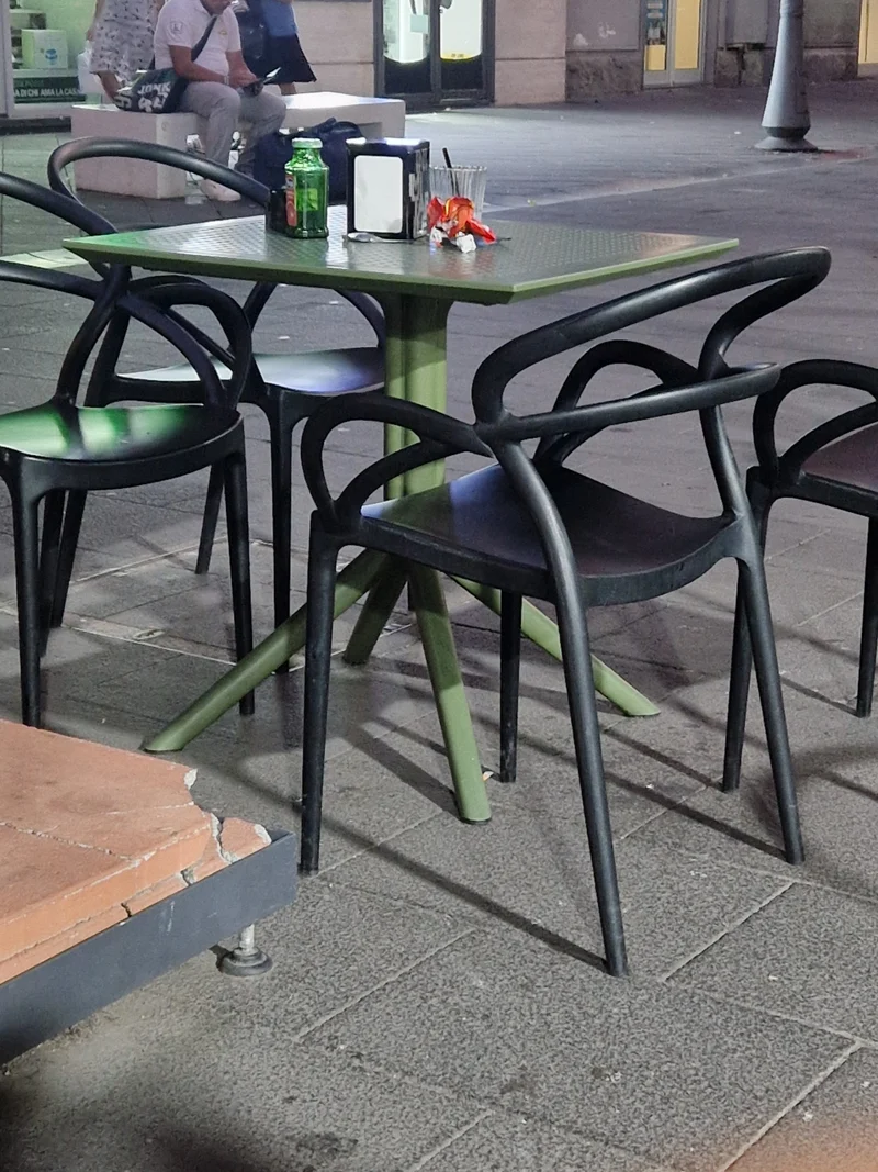Set tavolo 70x70 con 4 sedie colore nero