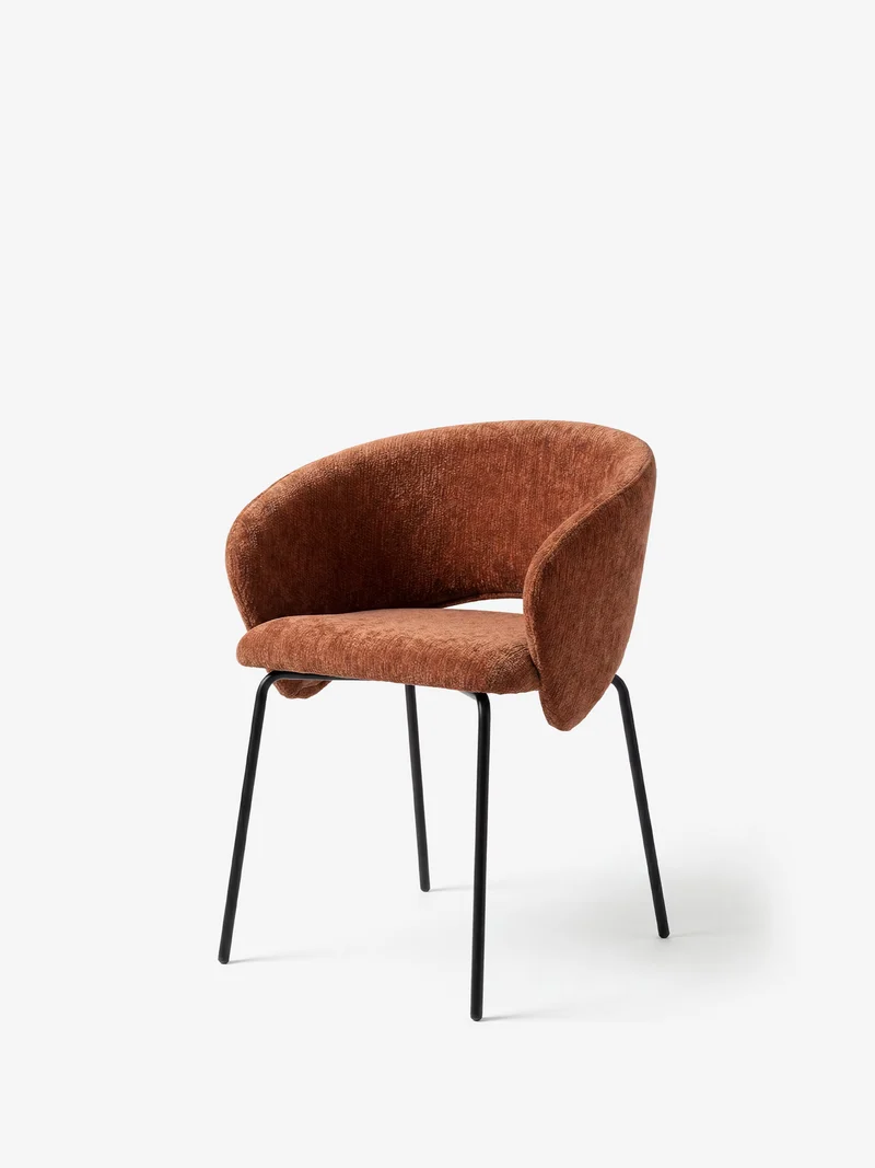 Fosca Sedia imbottita con braccioli di design in morbido tessuto certificato OEKO-TEX® e gambe in metallo nero