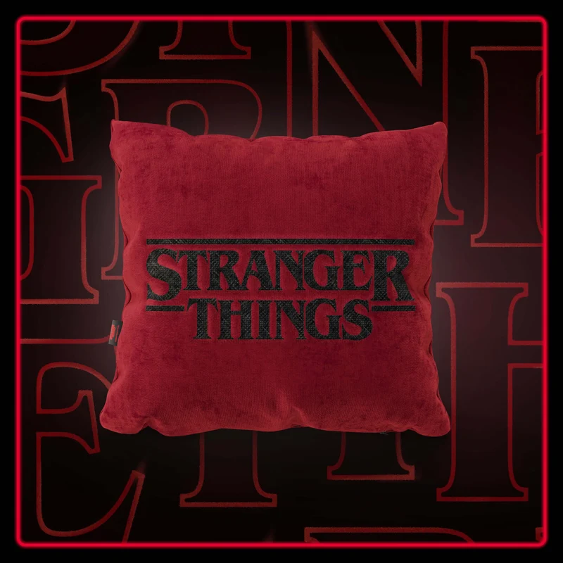 Cuscino Stranger Things Limited Edition con Ricamo – tessuto smacchiabile 45x45 rosso