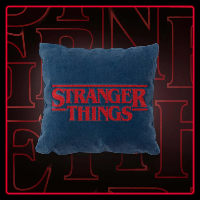 Cuscino Stranger Things Limited Edition con Ricamo – tessuto smacchiabile 45x45 blu