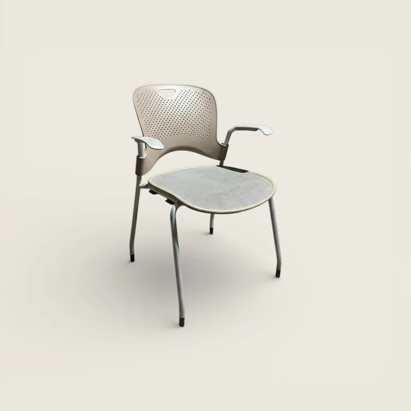 Herman Miller Sedia impilabile Caper - Schienale in plastica marrone con seduta in rete grigia e braccioli grigi - Ricondizionata
