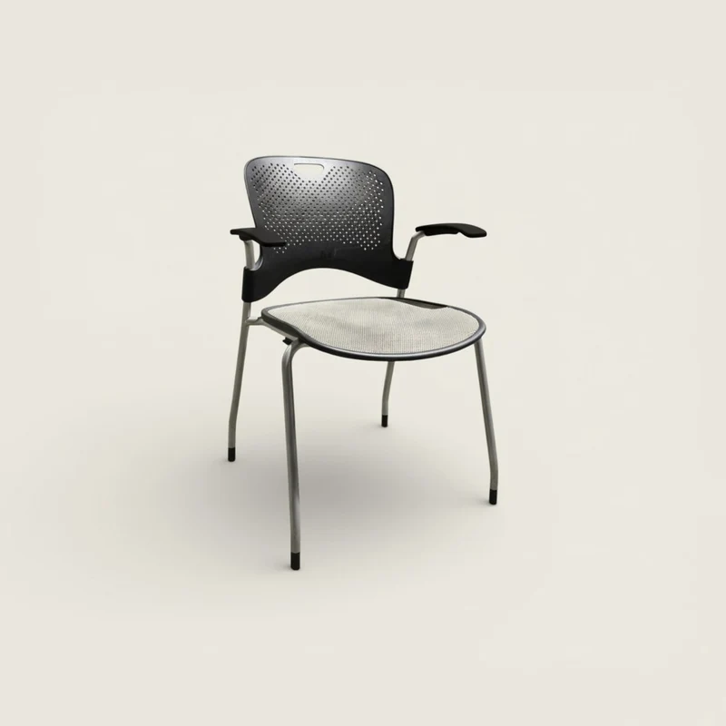 Herman Miller Sedia impilabile Caper - Schienale in plastica nera con seduta in rete grigia e braccioli neri - Ricondizionata