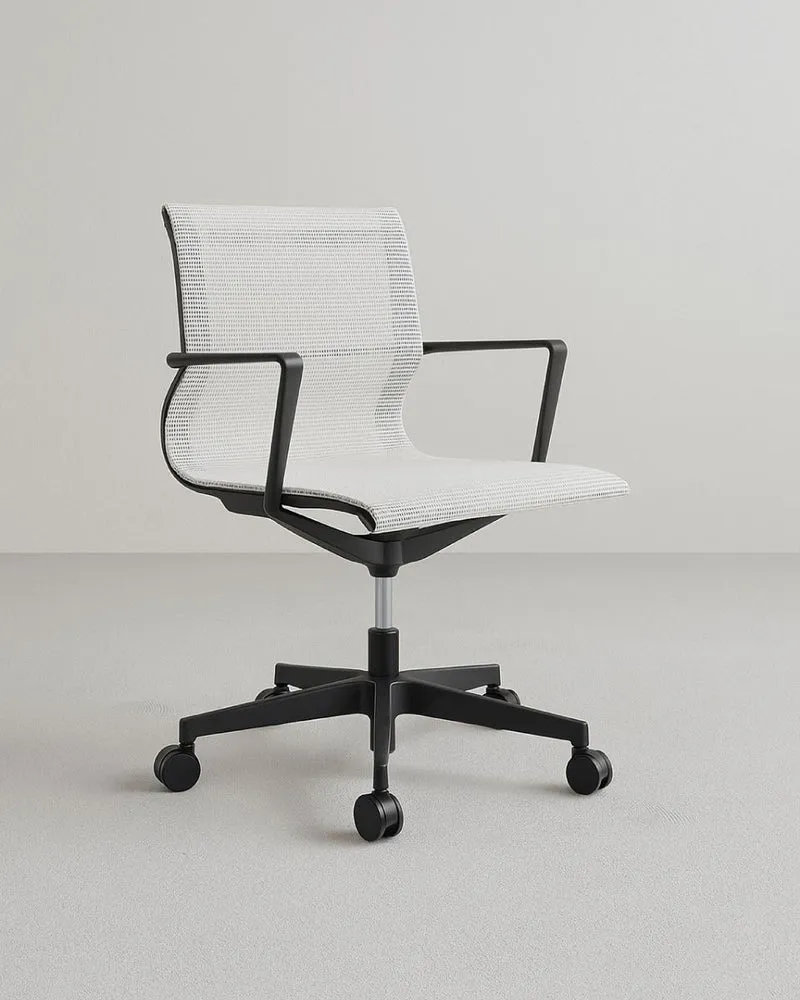 Poltrona Kendra – Sedia ufficio Mesh – Schienale basso e seduta in rete traspirante– Braccioli chiusi in nylon nero – Base girevole – Altezza regolabile